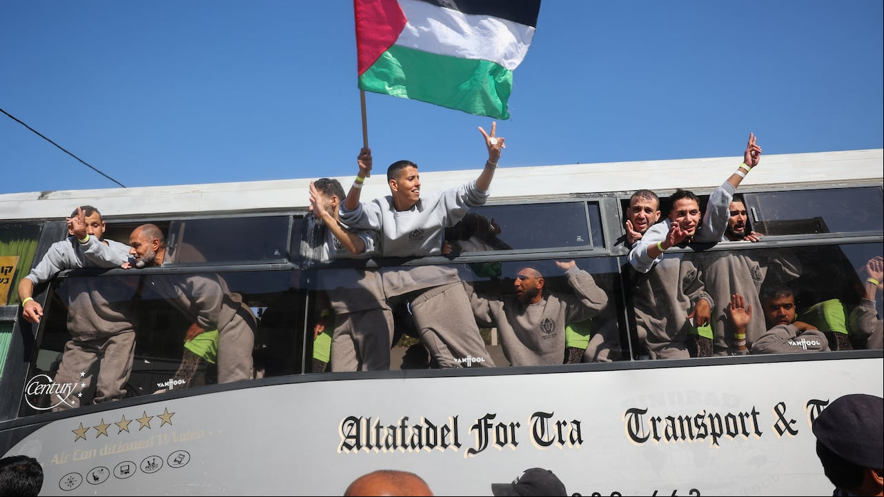 Los presos palestinos se pasearon en buses por las calles celebrando su liberación.