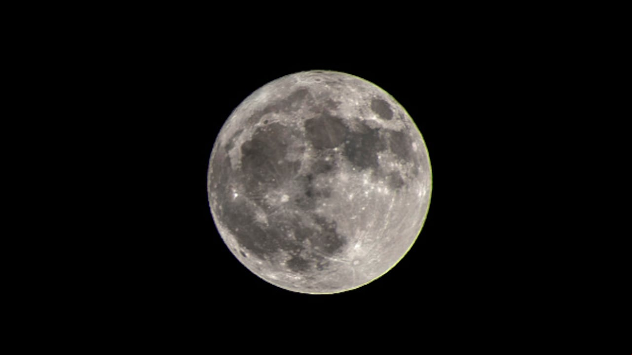 Una Superluna ocurre cuándo la órbita de la Luna llena está más cerca a la Tierra, de tal manera que cuando esta aparece, luce más brillante y grande que una Luna llena normal, lo que la convierte en Superluna.