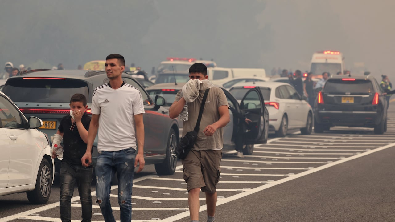 Los Servicios de Emergencia Magen David Adom (MDA) trataron al menos a 22 personas con heridas leves y elevaron el umbral de alerta a su nivel máximo.