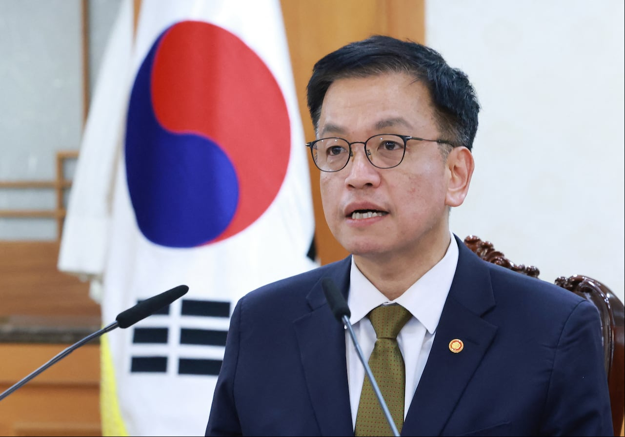 El Ministro de Finanzas de Corea del Sur y nuevo presidente en funciones, Choi Sang-mok, habla mientras preside una reunión del Consejo de Seguridad Nacional en el Complejo Gubernamental de Seúl el 27 de diciembre de 2024, después de que el Congreso Nacional aprobara la moción de juicio político del Primer Ministro Han Duck-soo. Asamblea. El nuevo presidente interino de Corea del Sur, el ministro de Finanzas, Choi Sang-mok, prometió el 27 de diciembre superar la agitación política que se ha apoderado del país desde la breve imposición de la ley marcial a principios de este mes. (Foto de YONHAP / AFP)