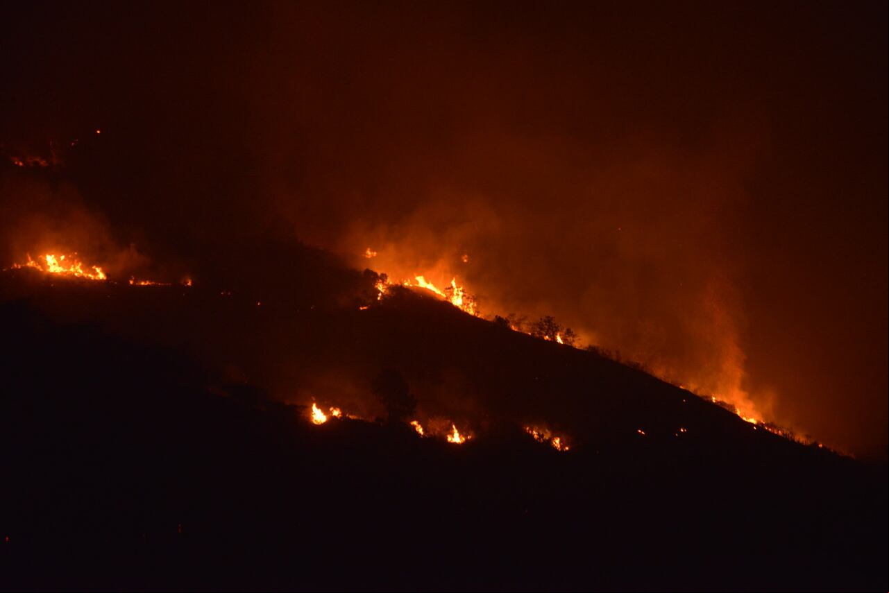 Impactantes imágenes: así los bomberos de Cali tratan de controlar las llamas del grave incendio en el sector de Cristo Rey. (Foto: Aymer Álvarez Murillo)