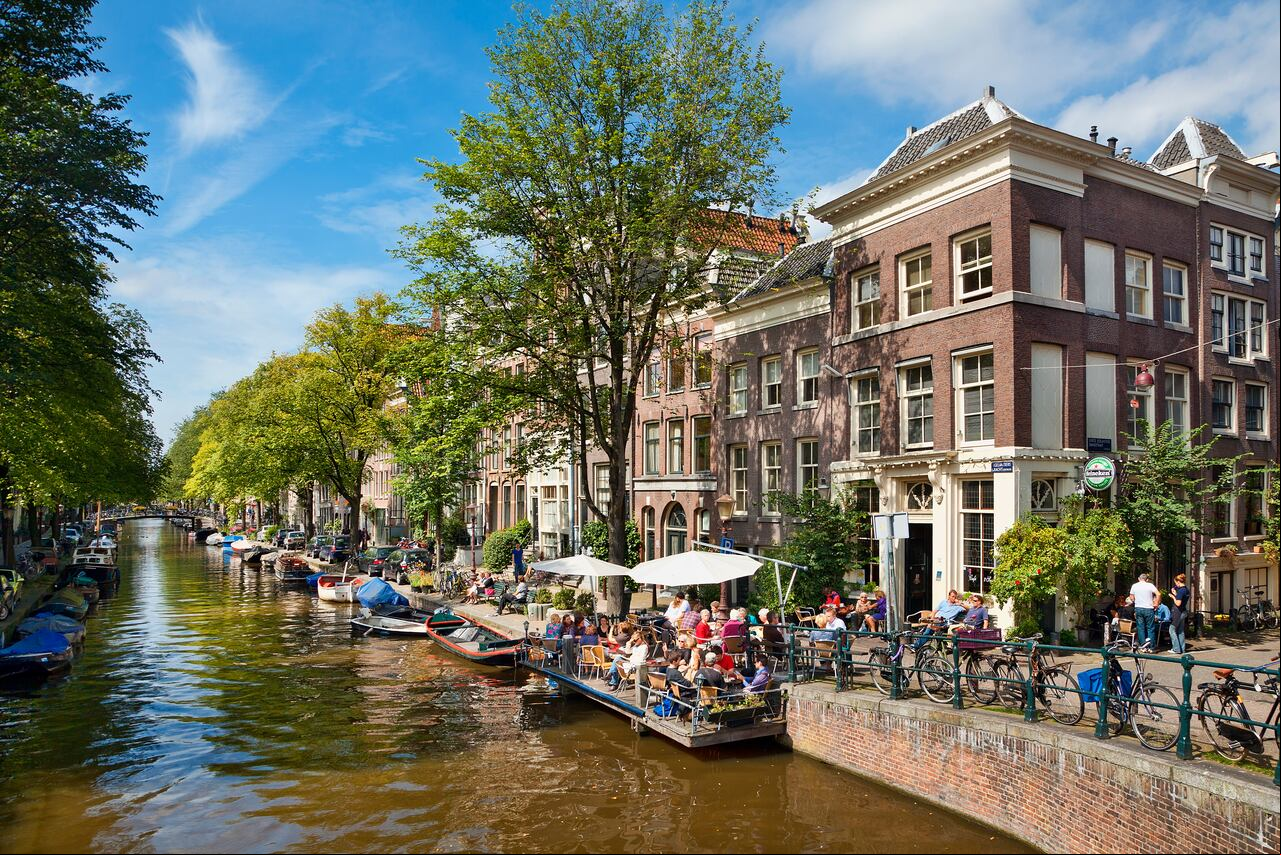 Los mejores planes para hacer en Ámsterdam, desde cruceros hasta recorridos en bicicleta