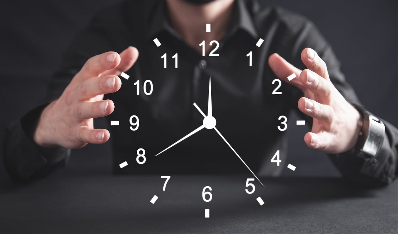 Para los seguidores de la numerología, el número 9 lleva consigo connotaciones de completitud y espiritualidad, agregando una capa adicional de significado a la experiencia de ver 09:09 en el reloj.