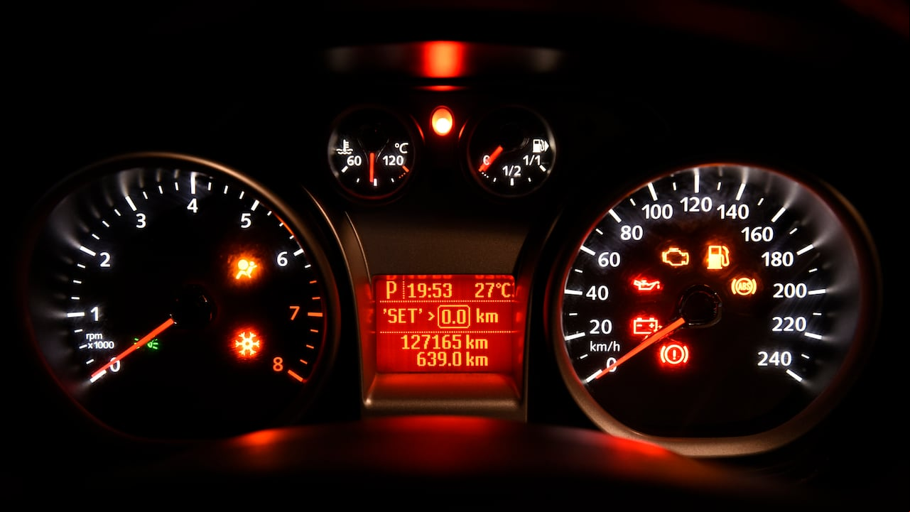 Detrás de cada color que destella en el tablero de un automóvil yace una historia de advertencia que los conductores no pueden permitirse ignorar. Cada matiz cuenta una historia sobre la salud y el funcionamiento del vehículo.
