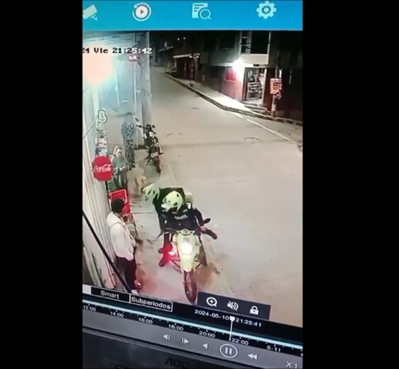 Los uniformados golpearon el perro con un bolillo.
