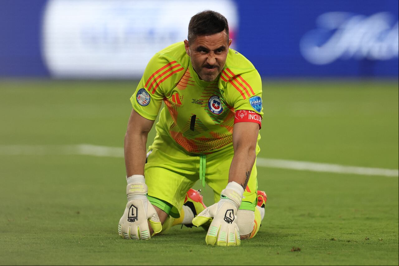 Claudio Bravo anunció su retiro del fútbol.