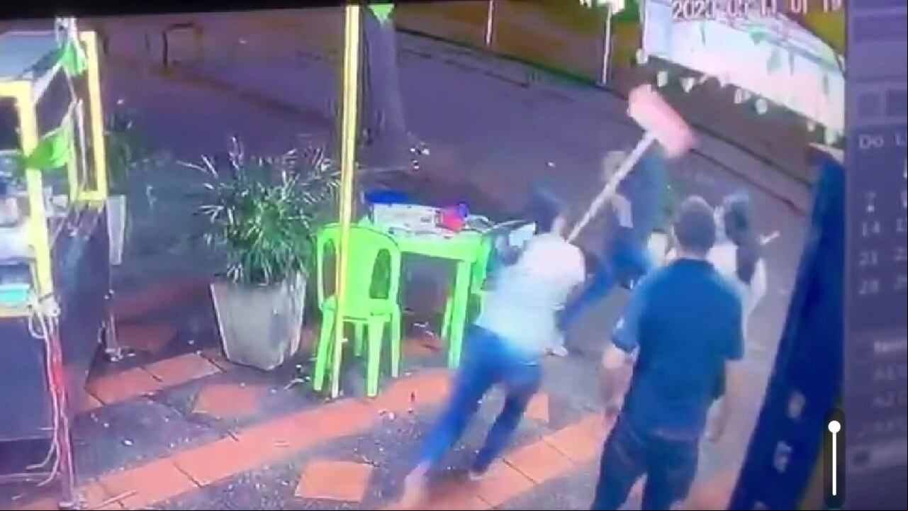 La mujer golpeó al hombre con una escoba y el sujeto le disparó en dos ocasiones