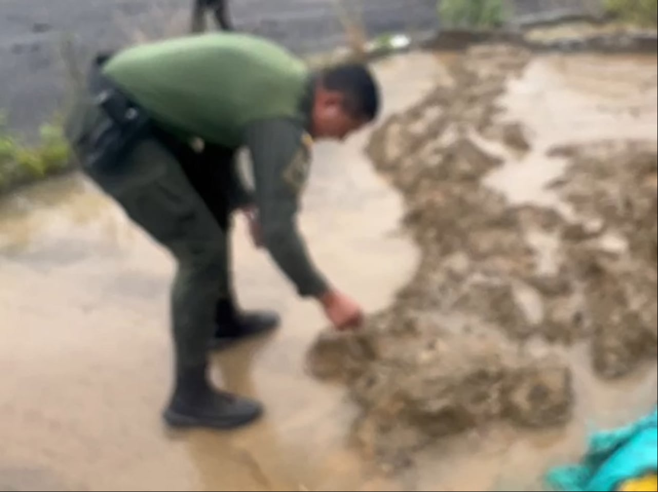 La intervención se centró en la inspección de esta unida de producción minera que operaban de manera ilícita, sin contar con el título minero registrado ni con las licencias ambientales requeridas por la ley. Este tipo de operaciones ilegales no solo atentan contra el medio ambiente, sino que también contribuyen al desorden en la economía local y la afectación de los recursos naturales.