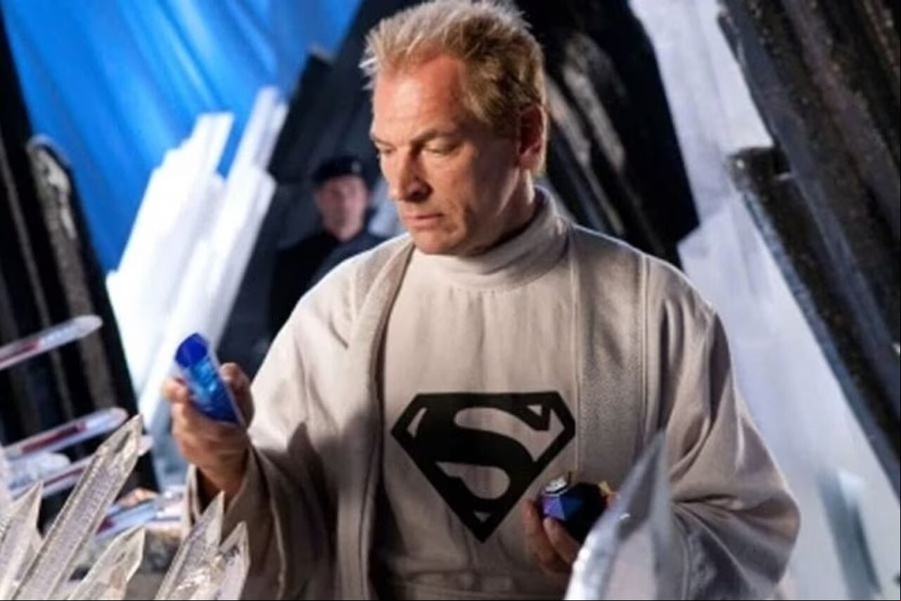 Julian Sands interpretó a Jor-El, padre de Superman, en 'Smallville'. Foto: captura de pantalla - Warner Bros. Discovery.