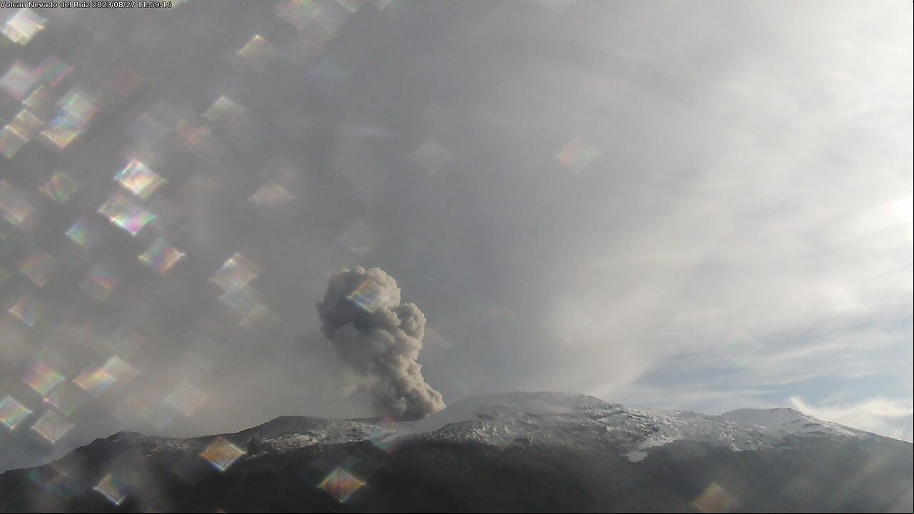Las autoridades advirtieron la notoria caída de ceniza en Manizales debido a un aumento leve en la actividad asociada a la dinámica de fluidos del volcán Nevado del Ruiz.