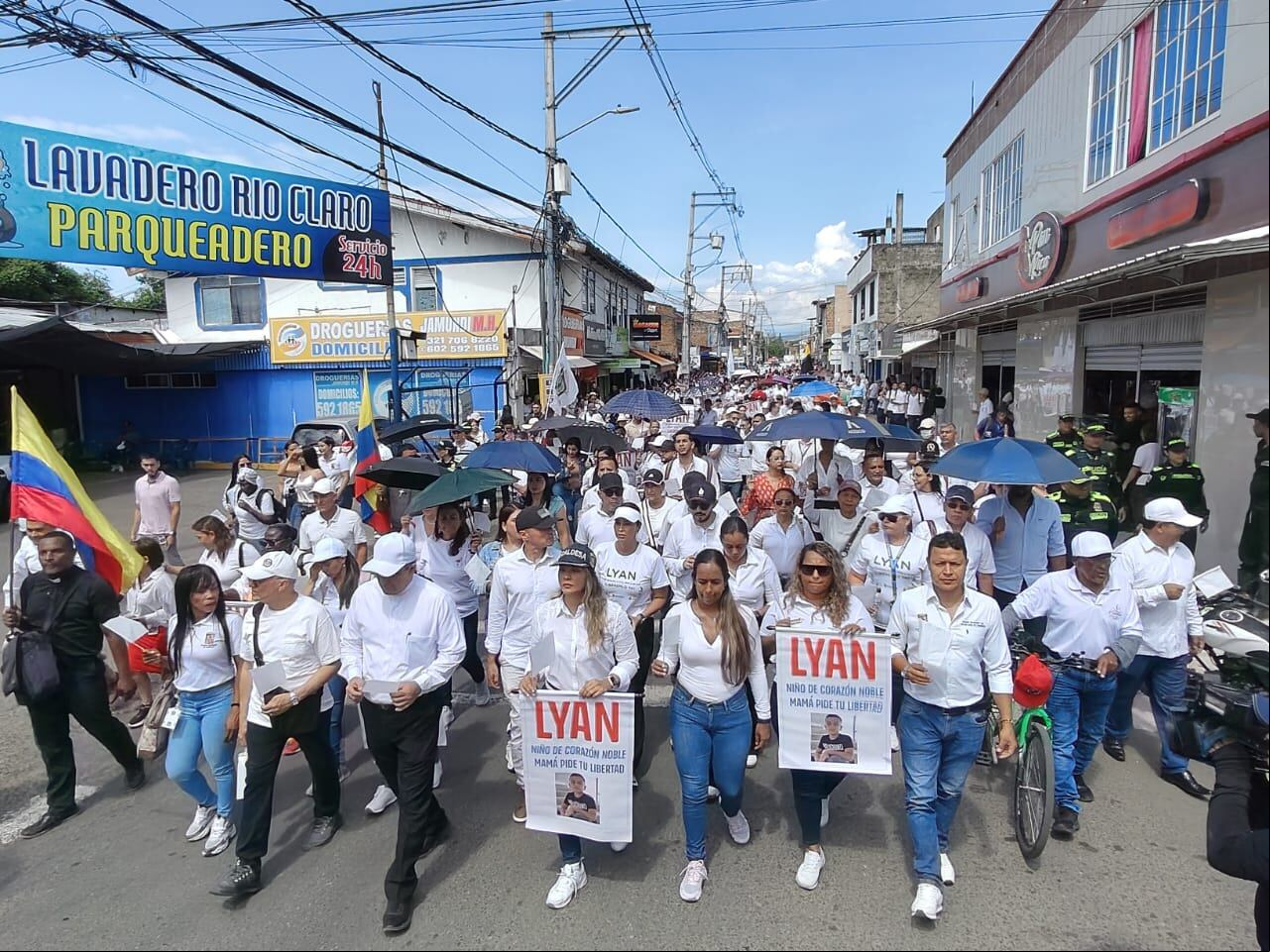 Las autoridades municipales y departamentales hacen parte del recorrido.