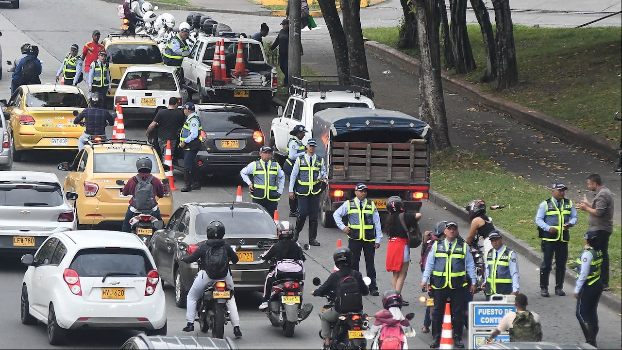 Cali: Los operativos de control por parte de agentes de tránsito que se vienen desarrollando en la ciudad han incrementado las agresiones contra los estos funcionarios de movilidad. foto José L Guzmán. EL País.