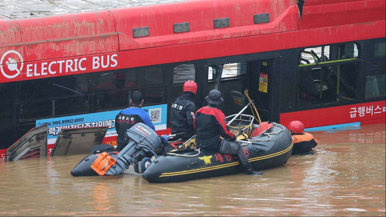 Los rescatistas de Corea del Sur buscan personas desaparecidas cerca de un autobús a lo largo de una carretera inundada que conduce a un túnel subterráneo donde unos 15 automóviles quedaron atrapados en las aguas de la inundación después de las fuertes lluvias en Cheongju el 16 de julio de 2023.