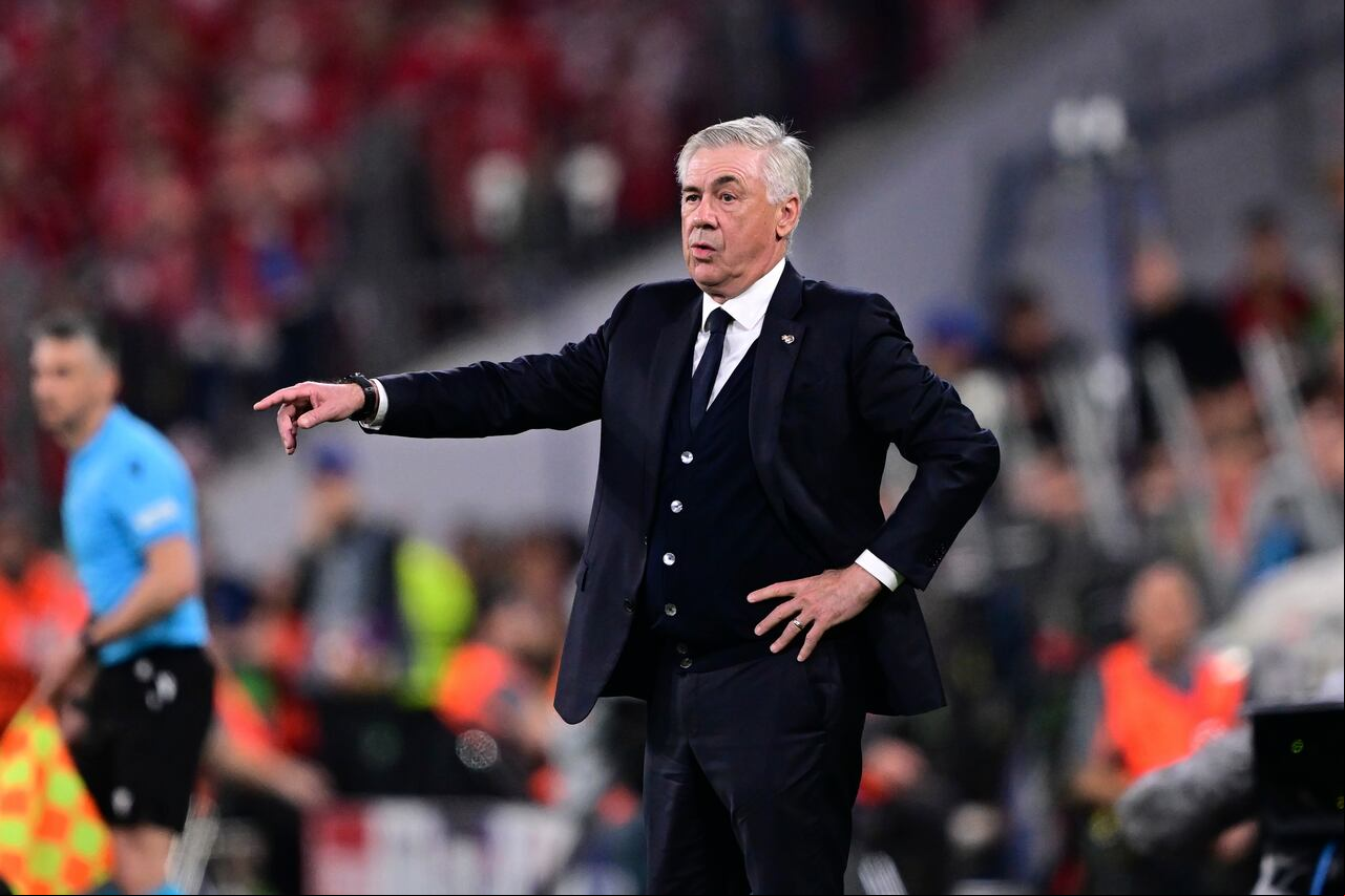 El entrenador del Real Madrid, Carlo Ancelotti, da instrucciones durante el partido de ida de la semifinal de la Liga de Campeones entre el Bayern de Múnich y el Real Madrid en el Allianz Arena de Múnich, Alemania, el martes 30 de abril de 2024. (Foto AP/Christian Bruna)
