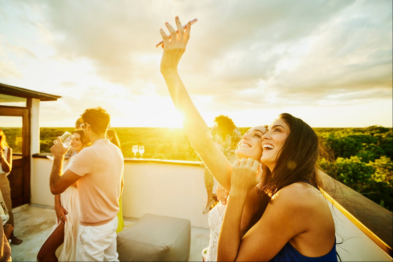 Los teléfonos modernos tienen cámaras optimizadas para tomar selfies con buena luz y detalle.