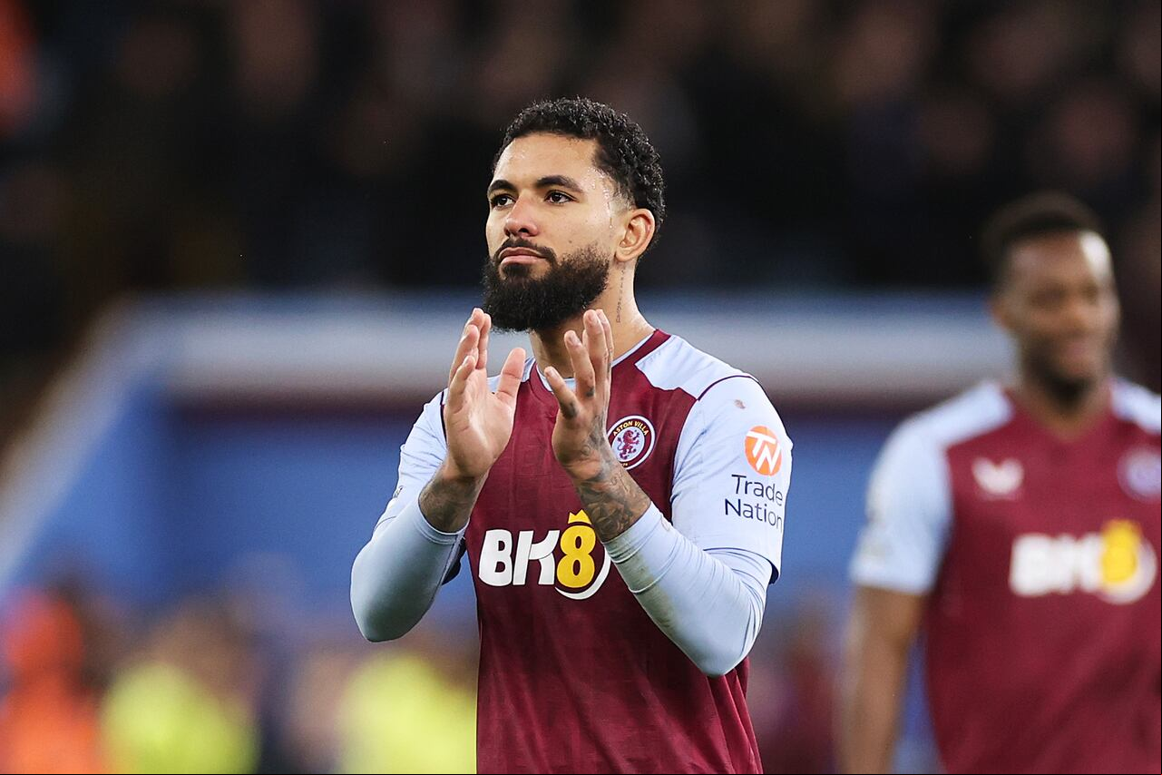 Douglas Luiz celebrando su anotación, que significó el 3-2 del Aston Villa sobre el Burnley.