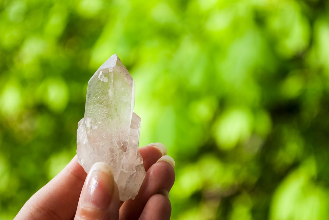 Un quarzo natural con un fondo verde. (Foto: 123RF)