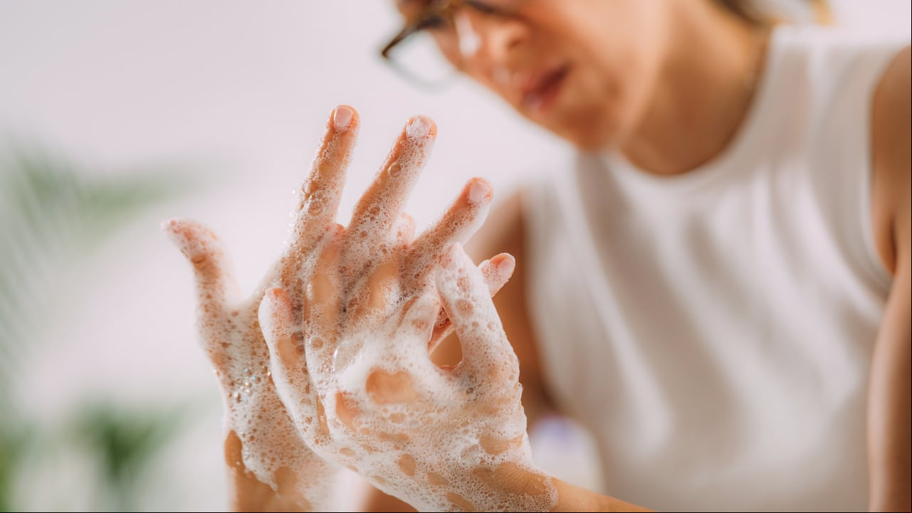 Una de las recomendaciones en cuanto al lavado de manos efectivo es frotarse las manos hasta obtener espuma, teniendo la precaución de que la espuma cubra toda la superficie de las manos, incluido el dorso, los espacios localizados entre los dedos y debajo de las uñas.