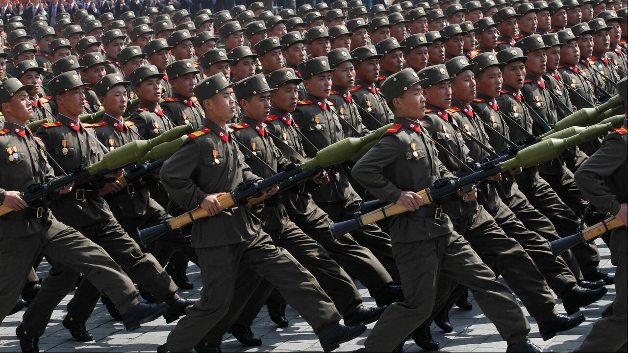 Soldados norcoreanos marchan durante un desfile militar en la Plaza Kim Il Sung por los 100 años del natalicio del fundador norcoreano Kim Il Sung, el 15 de abril de 2012 en Pyongyang, Corea del Norte. (AP Foto/Ng Han Guan, Archivo)