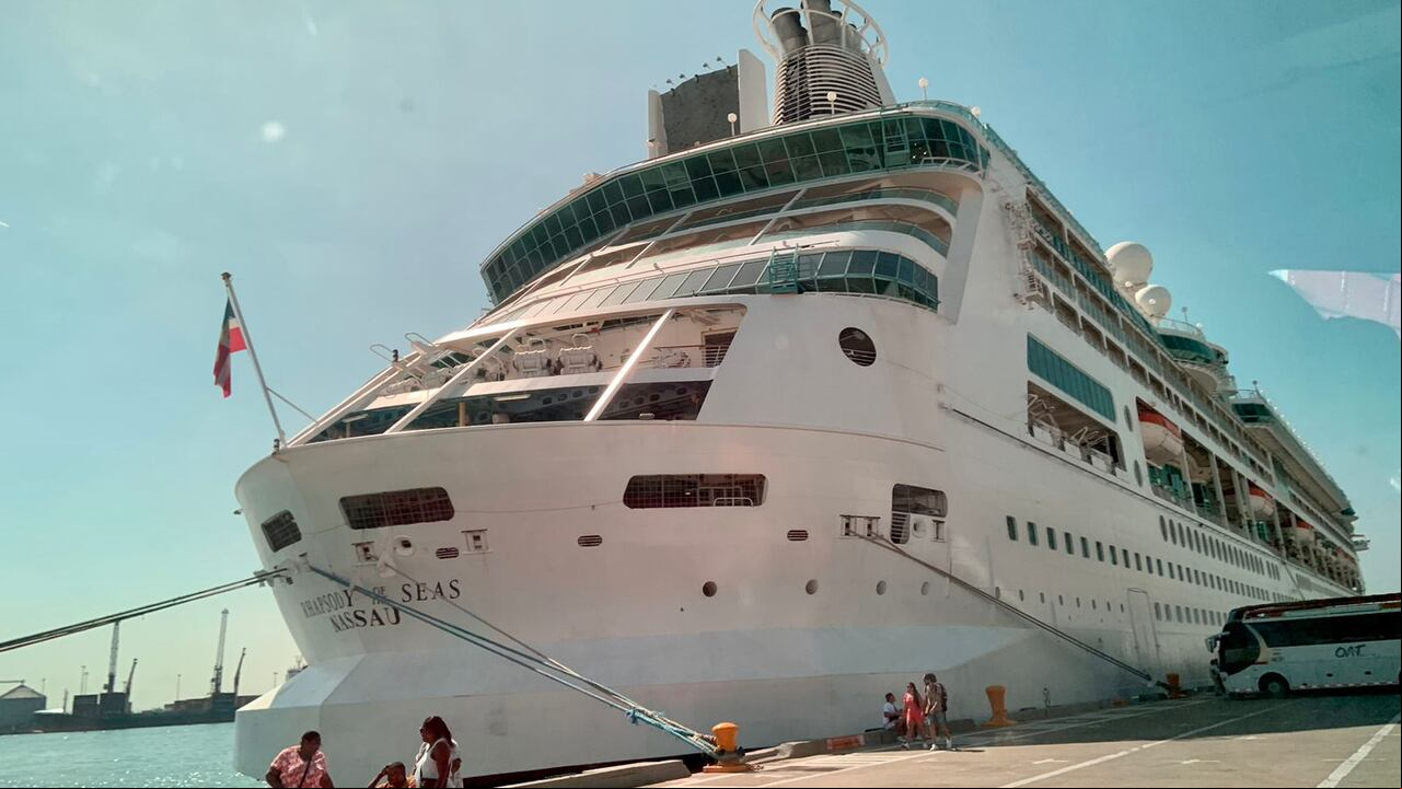 El barco que inaugura el regreso de los embarques a Cartagena es el Rhapsody Of The Seas, uno de los buques insignia de Royal Caribbean.
Foto: Cortesía Mincomercio para El País