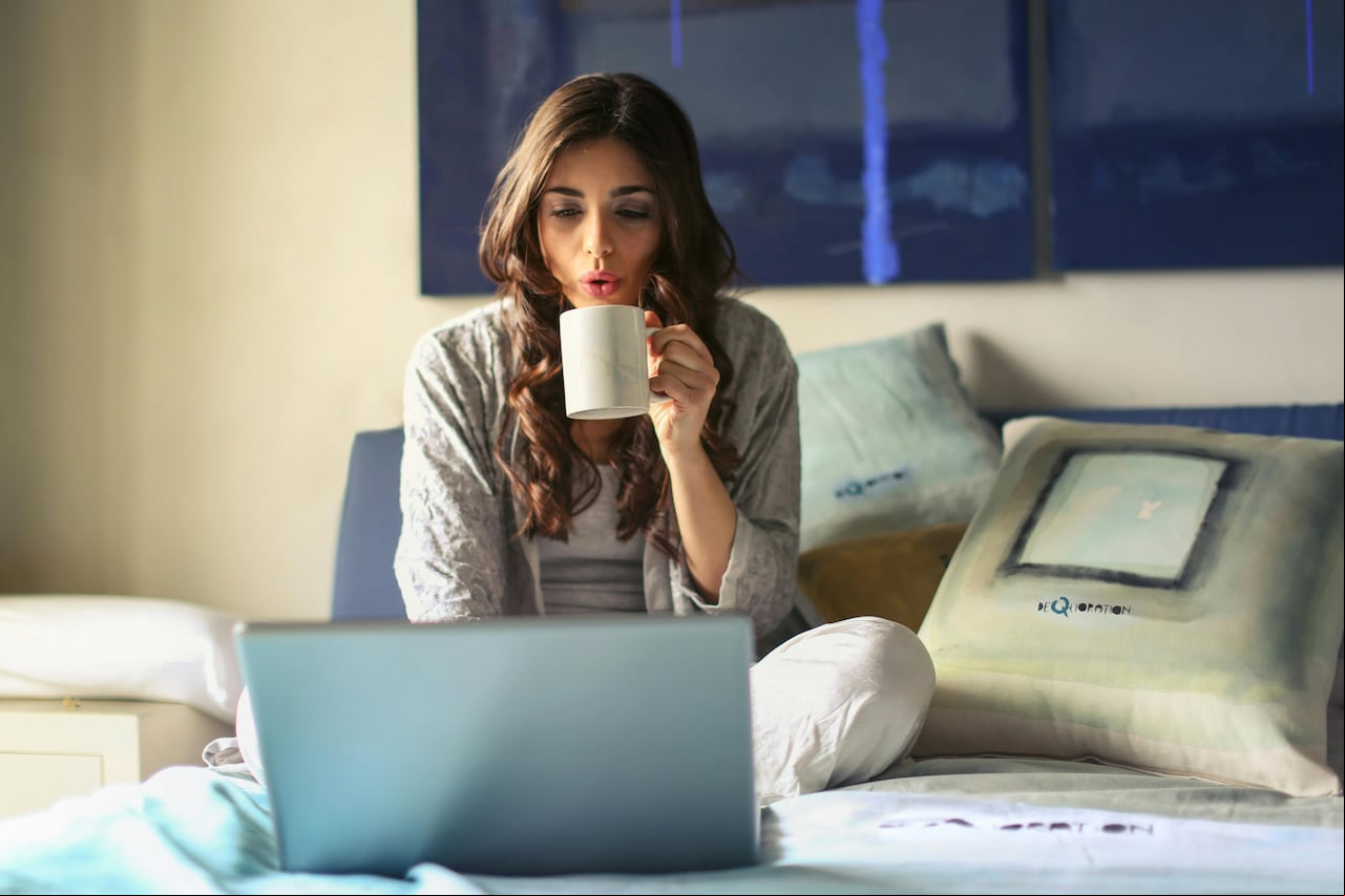 Para aquellos que buscan postularse a trabajos remotos, es crucial investigar la cultura de trabajo de la empresa y personalizar tanto el currículum como la carta de presentación para resaltar la experiencia y habilidades relevantes para el teletrabajo.