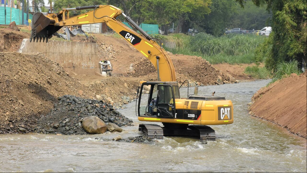 La CVC realiza obras para la mitigación del riesgo de inundación y erosión de orillas en un sitio crítico en el Río Cali.