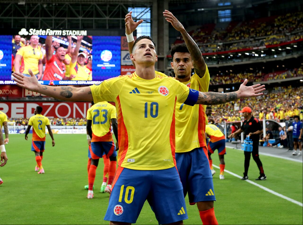 GLENDALE, ARIZONA - JULY 06: James Rodriguez of Colombia celebrates with team mates after scoring his goal during the CONMEBOL Copa America USA 2024 4th Final Match between Colombia and Panama at State Farm Stadium on July 6, 2024 in Glendale, Arizona. (Photo by MB Media/Getty Images)