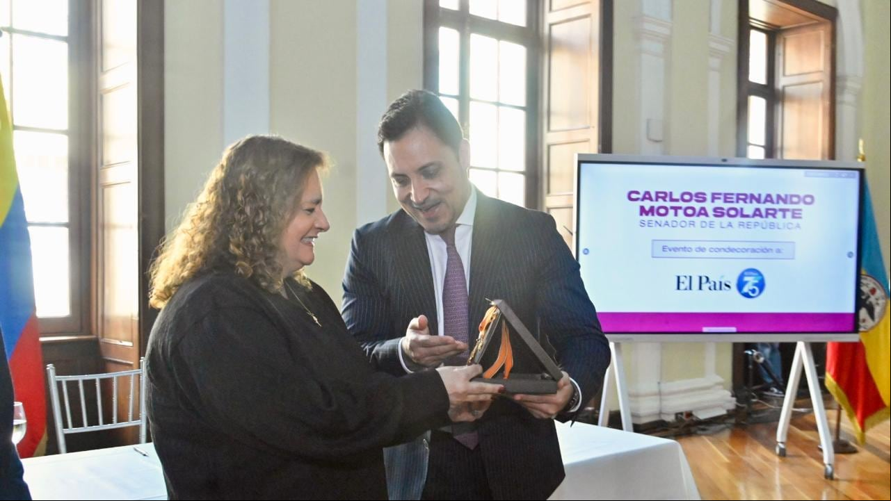 Vicky Perea, directora de El País, y el senador Carlos Fernando Motoa de Cambio Radical.