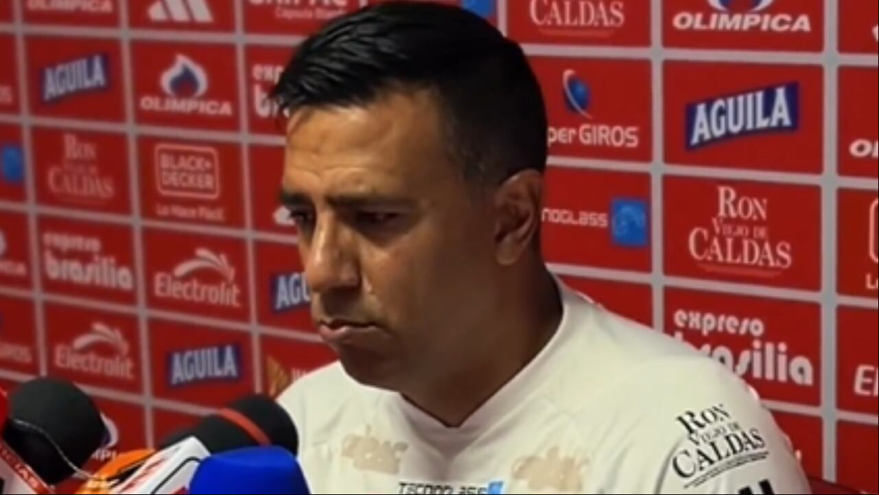 César Farías hizo polémica confesión en rueda de prensa