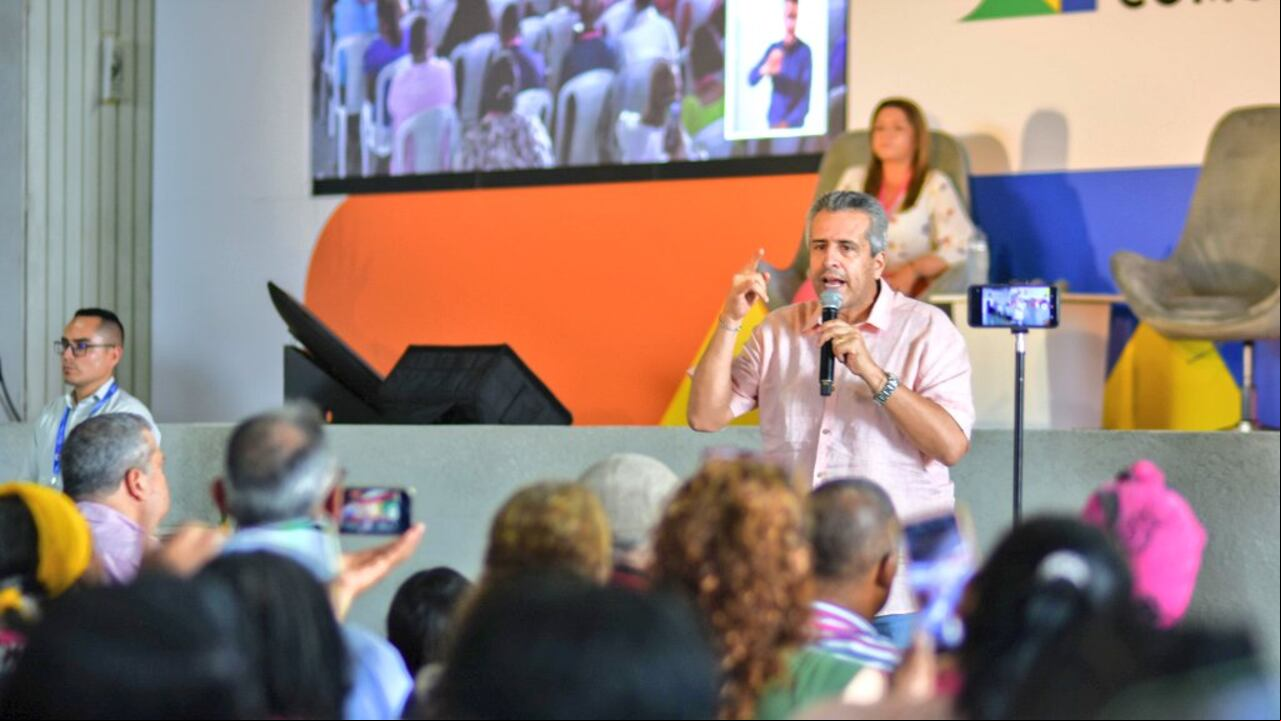 El ministro de Interior, Luis Fernando Velasco, estuvo en Cali en el lanzamiento del Banco de Proyectos para las comunidades.