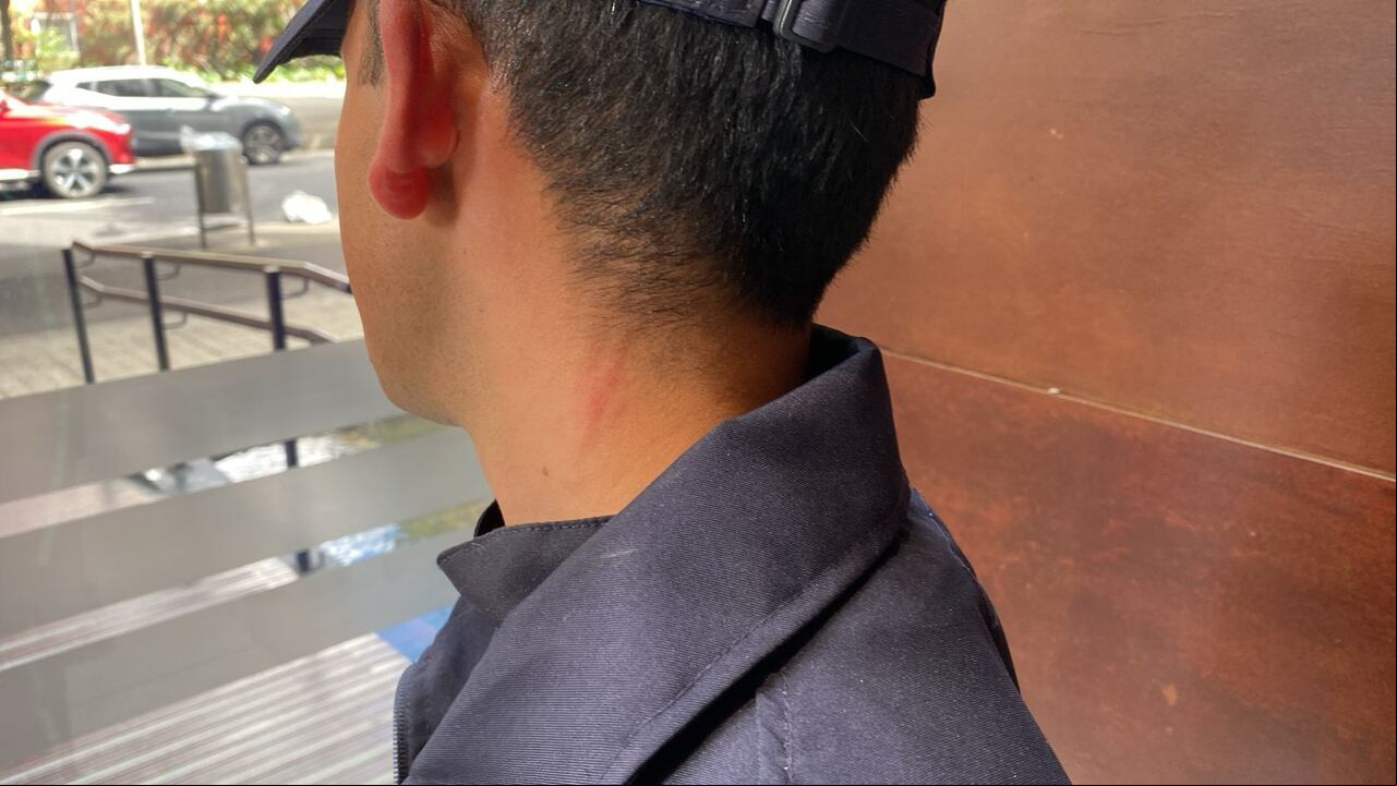 minga indígena irrumpe a la fuerza en la sede de SEMANA y destroza vidrios de sus instalaciones