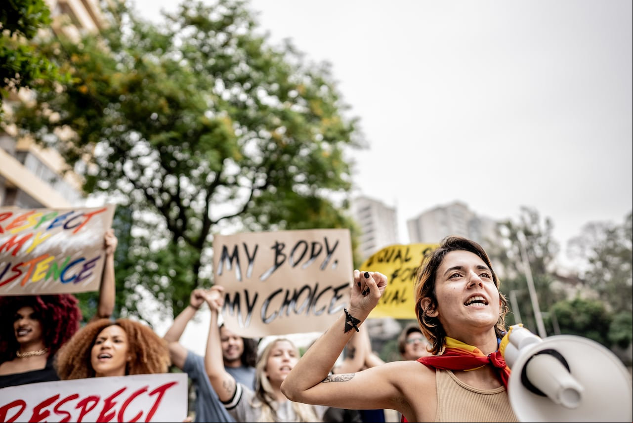 Es un momento para reconocer los avances significativos en la lucha por los derechos de la mujer, pero también para confrontar los obstáculos persistentes, como la brecha salarial, la violencia de género y la discriminación en el lugar de trabajo.