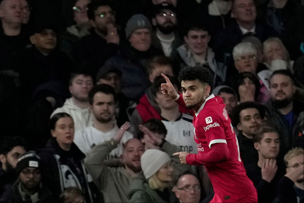 Luis Díaz del Liverpool celebra después de anotar contra Fulham durante el partido de vuelta de la semifinal de la Copa de la Liga inglesa entre Fulham y Liverpool, en el estadio Craven Cottage en Londres, Inglaterra, el miércoles 24 de enero de 2024. (Foto AP/Kin Cheung)