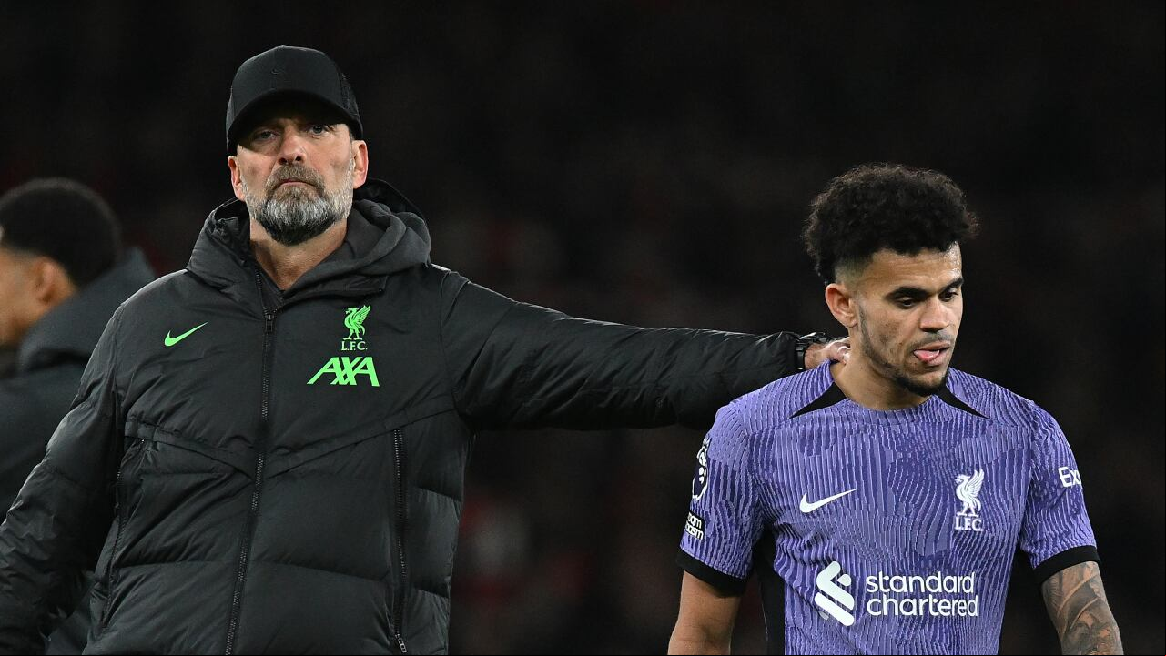 Jürgen Klopp consuela a Luis Díaz tras la derrota ante Arsenal en Londres