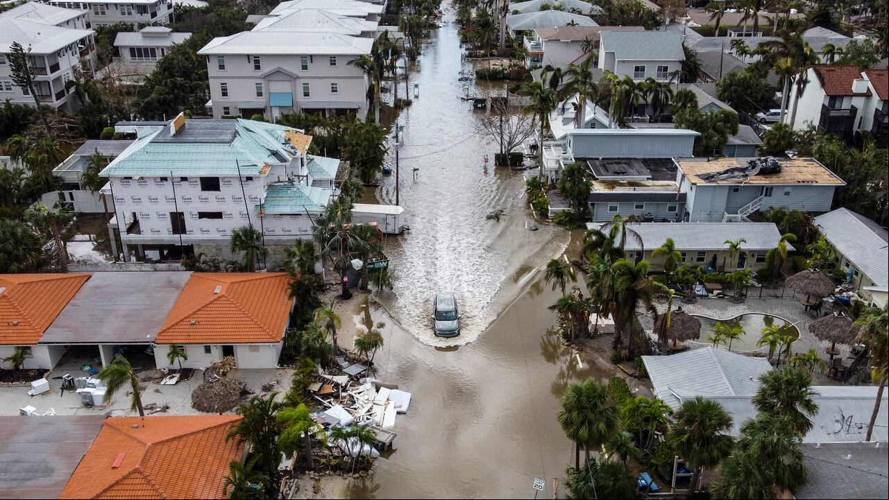 En esta fotografía aérea, un vehículo circula por una calle inundada tras el paso del huracán Milton, en Siesta Key, Florida, el 10 de octubre de 2024.