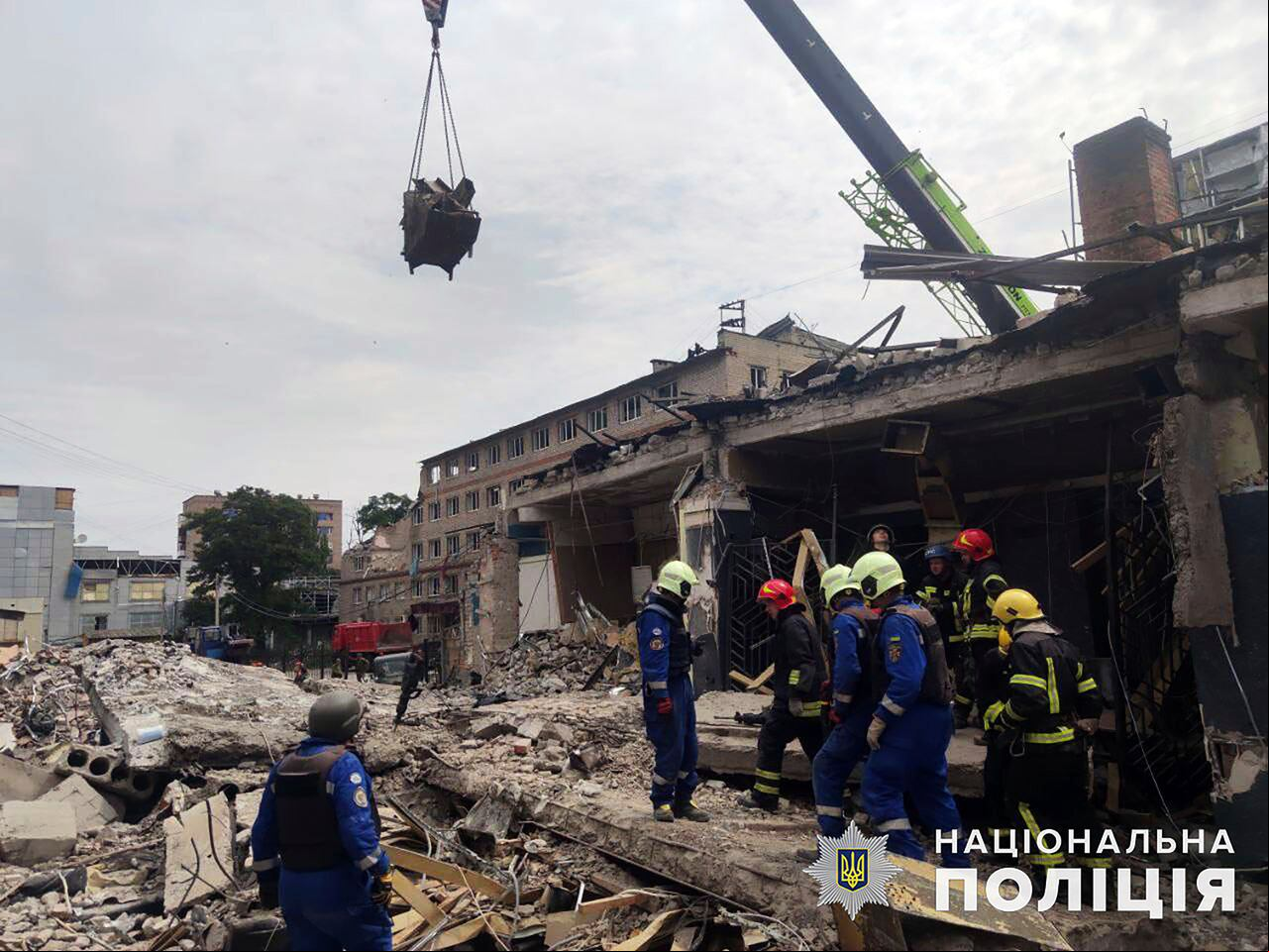Así quedó la pizzeria de Kramatorsk Ucrania dónde casi pierden la vida los colombianos Héctor Abad Faciolince, _Catalna Gómez y Sergio Jaramillo al ser impactada con un misil lanzado por los rusos.