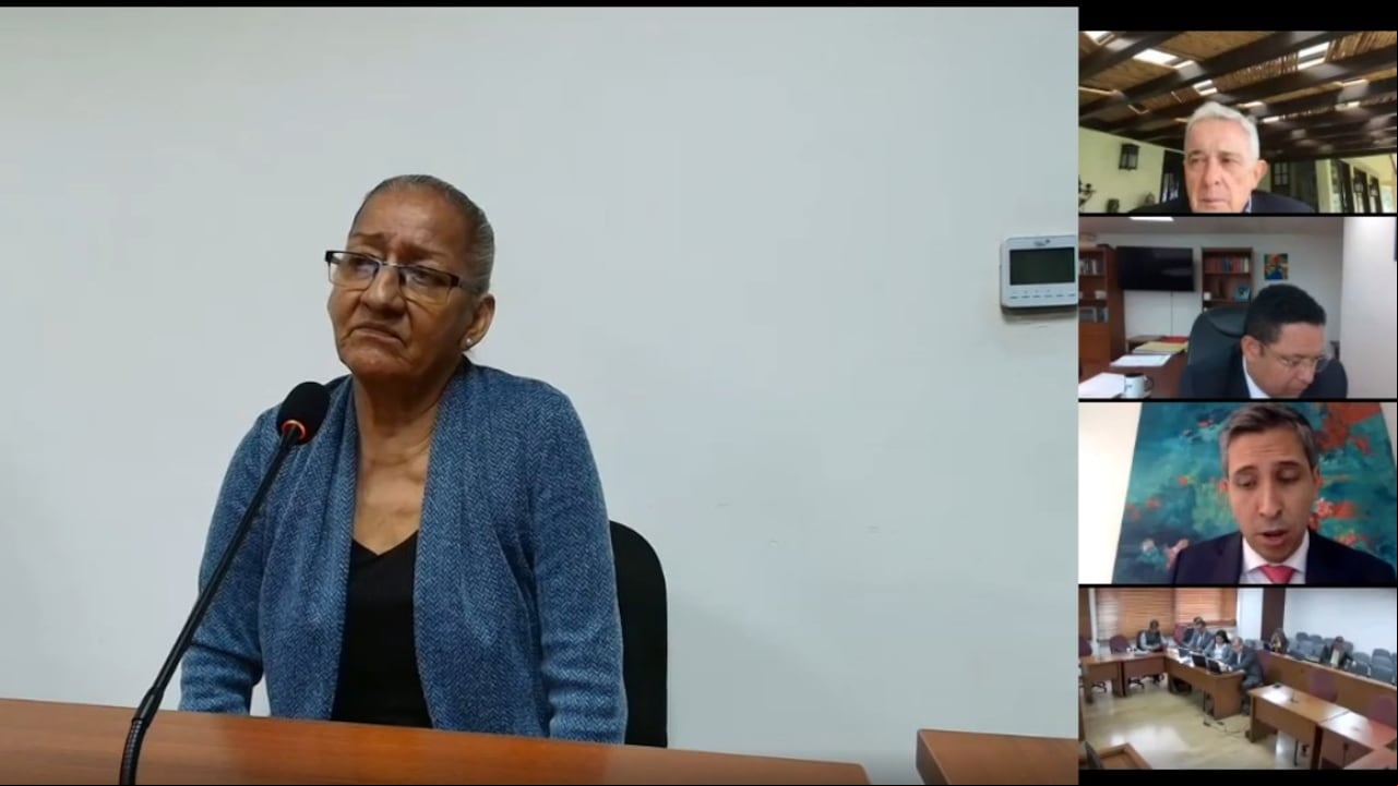 Con la declaración de María Helena Vélez Ramírez, hermana del exparamilitar conocido con el alias de Víctor, se reanuda este martes el juicio contra el expresidente Álvaro Uribe Vélez.