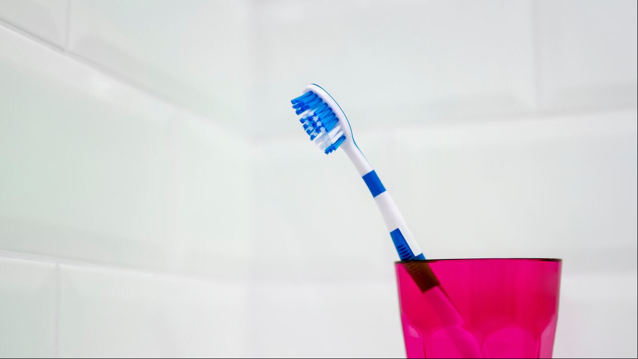 Mantener un cepillo dental en buenas condiciones es esencial para una adecuada salud bucal. Explore los factores clave que indican que su cepillo de dientes ha llegado al final de su vida útil y necesita ser reemplazado.