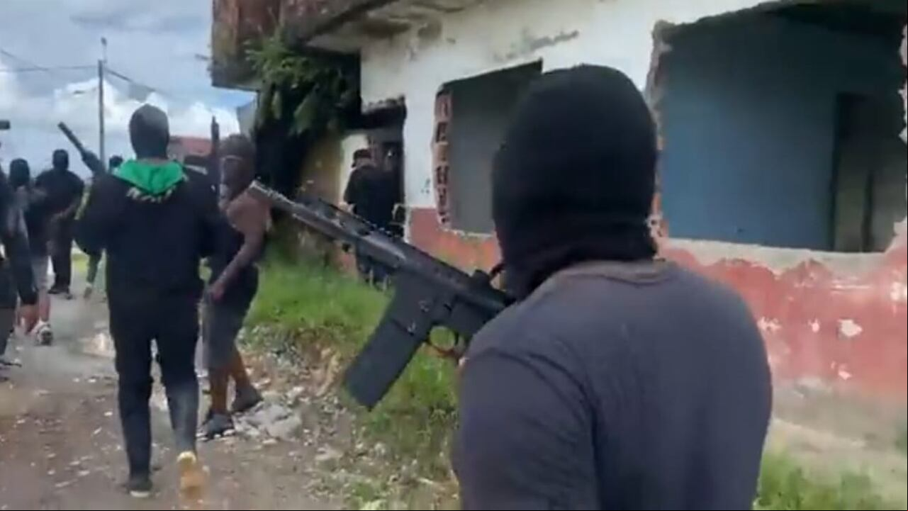Los de esta banda criminal se pasearon por las calles de Buenaventura con armas de largo alcance.