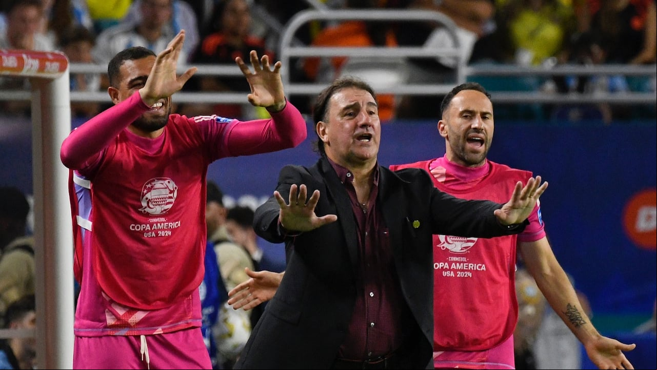 El técnico de la Selección Colombia, Néstor Lorenzo, da indicaciones a los jugadores junto con el arquero Álvaro Montero (izq.) y David Ospina (der.).