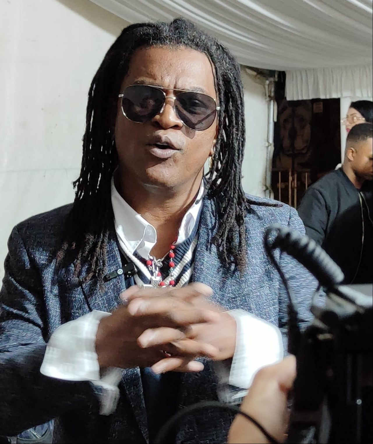 Mario 'Mayito' Rivera es, sin duda, uno de los cantantes contemporáneos más destacados de Cuba. Durante más de 20 años fue la voz distintiva y el rostro reconocible del más famoso grupo musical cubano, Los Van Van.