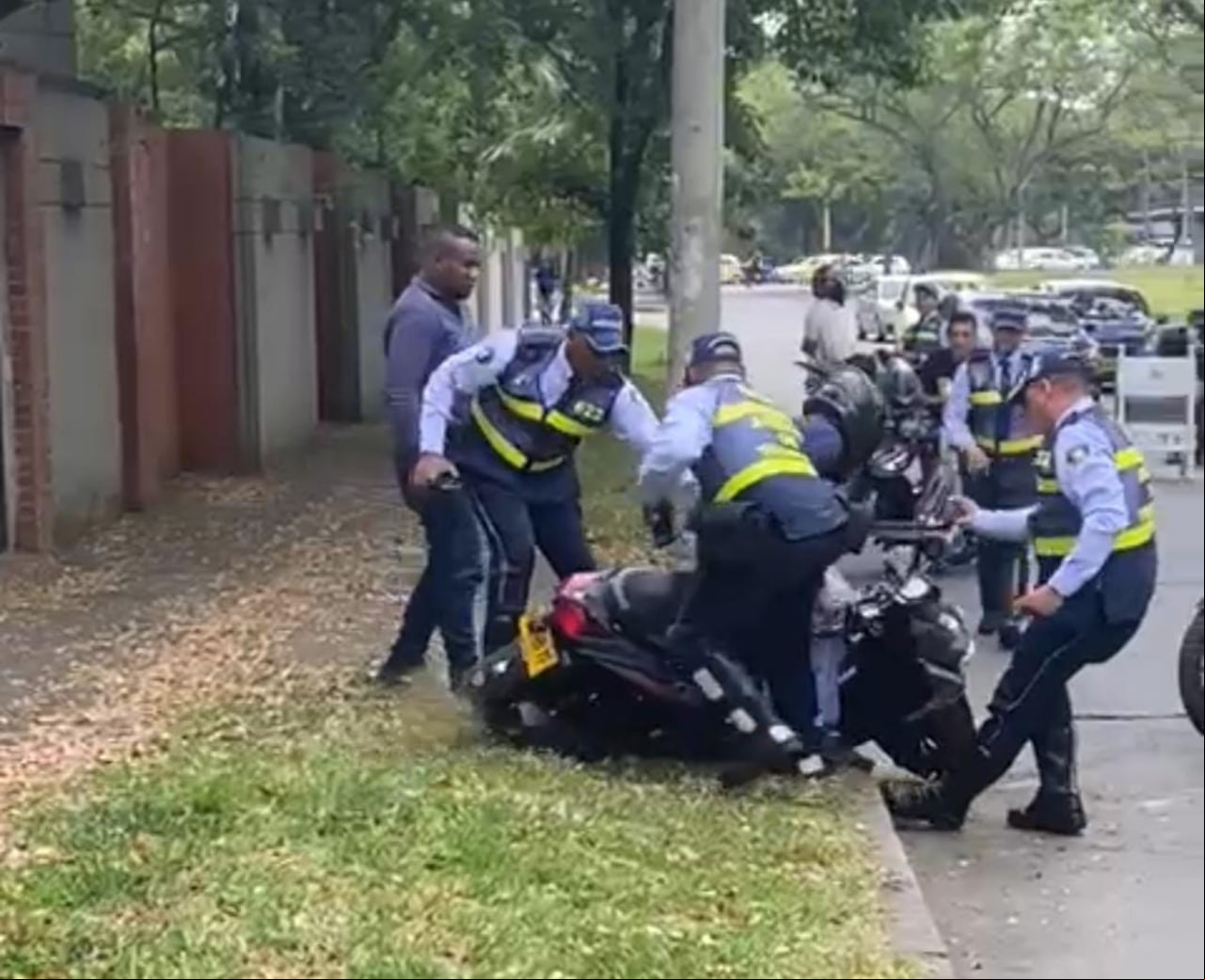 Tres agentes de tránsito fueron necesarios para frenar el intento de fuga del hombre.