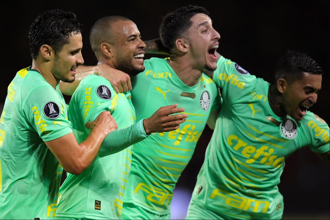 Los jugadores del Palmeiras festejan uno de los goles anotados al Pereira, por el defensa Make, en los mcuartos de final de la Copa Libertadores 2023.
