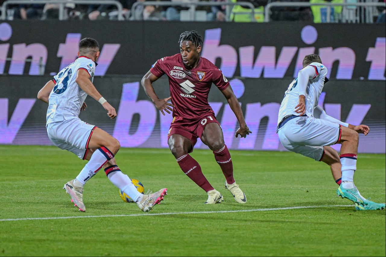 El colombiano Duván Zapata del Torino (centro) en acción durante el partido de la Liga Italiana ante el Cagliari, en el estadio Unipol Domus en Cagliari, Italia, el viernes 26 de enero de 2024. (Gianluca Zuddas/LaPresse via AP)