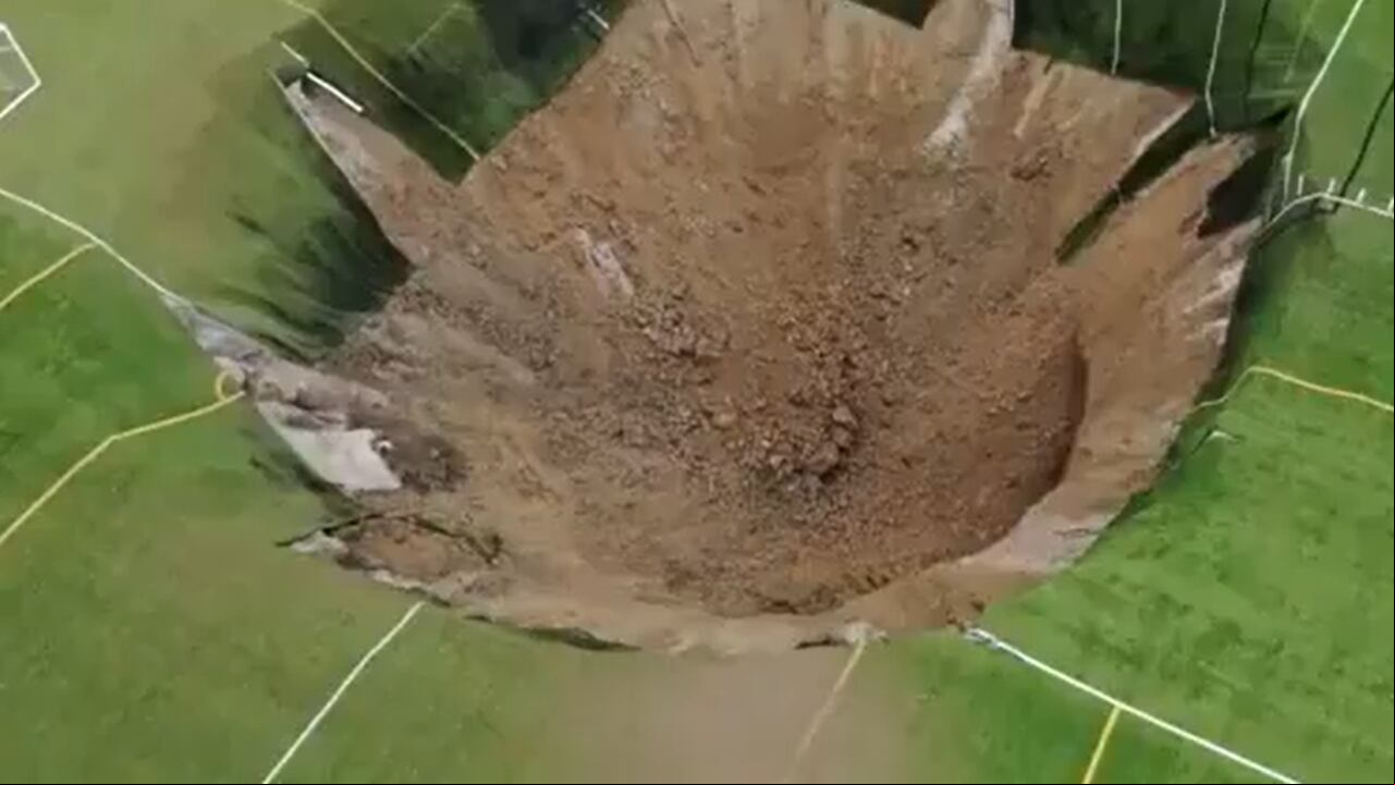 El impresionante instante quedó registrado en el video de una cámara de seguridad.