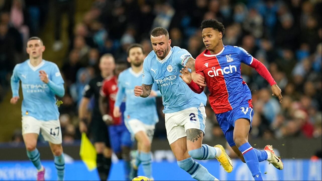 Matheus Franca, de Crystal Palace, a la derecha, desafía el balón con Kyle Walker del Manchester City durante el partido de fútbol de la Liga Premier inglesa entre Manchester City y Crystal Palace en el estadio Etihad de Manchester, Inglaterra, el sábado 16 de diciembre de 2023. (Foto AP/ Dave Thompson)