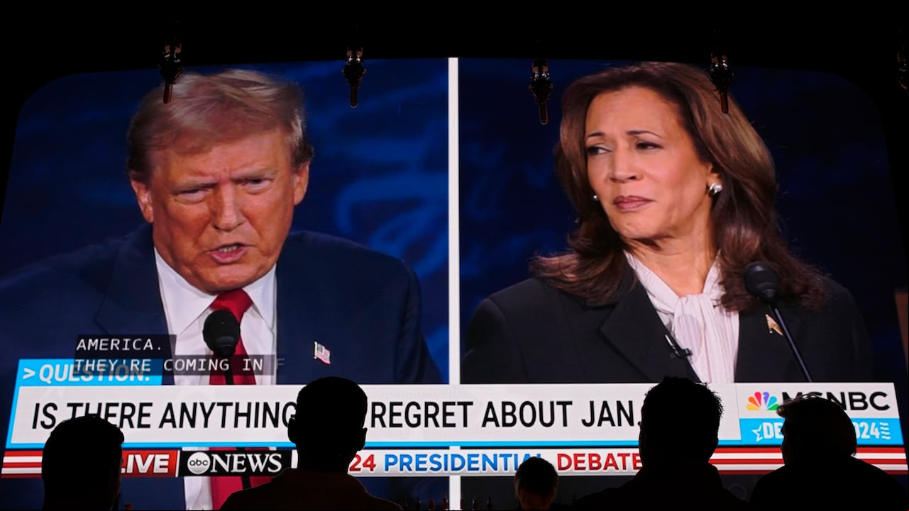 La gente observa el debate presidencial entre el candidato presidencial republicano, el ex presidente Donald Trump, y la candidata presidencial demócrata, la vicepresidenta Kamala Harris, el martes 10 de septiembre de 2024, en el Gipsy Las Vegas en Las Vegas. (Foto AP/John Locher)