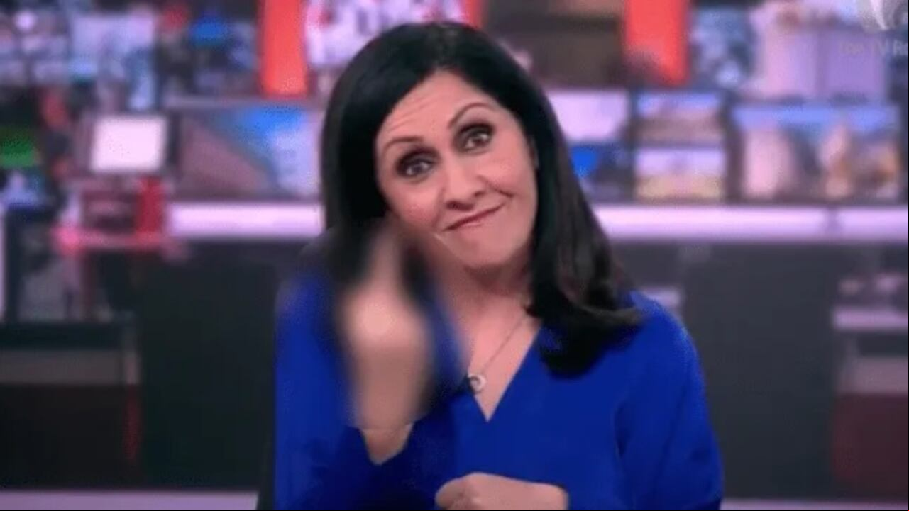 Presentadora hace "pistola" en vivo.