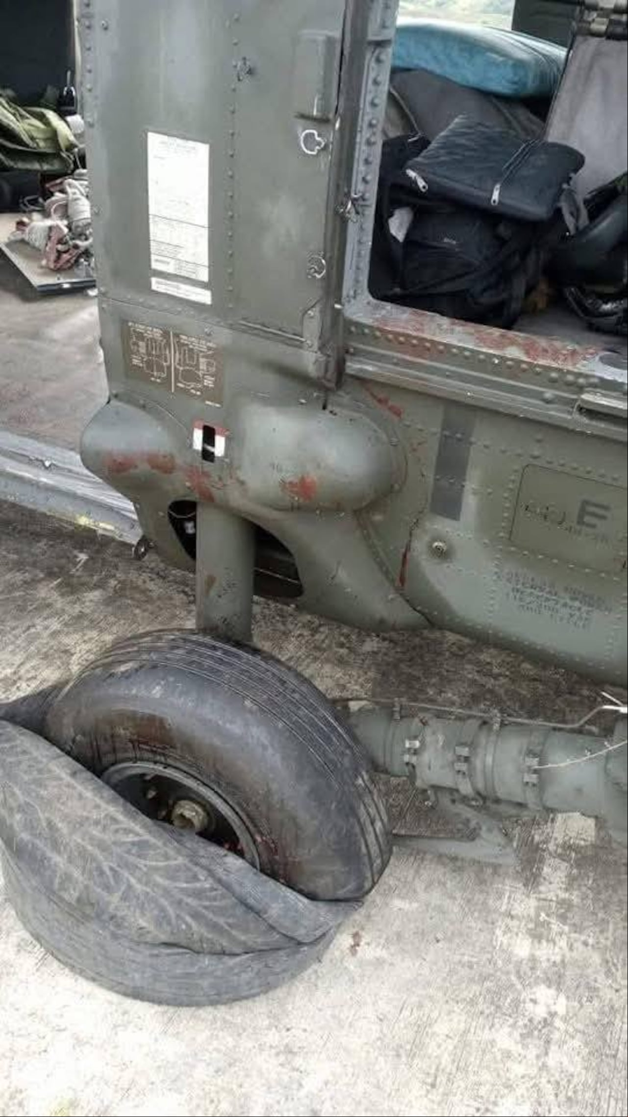 El Ejército confirmó que la aeronave terminó con al menos siete impactos de bala en su fuselaje, en un hecho que dejó un saldo de un soldado muerto y cuatro más heridos.
