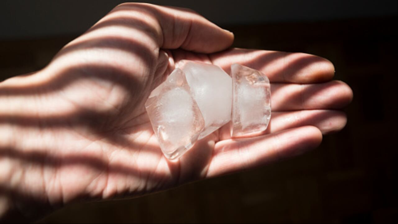 Puede tirar el hielo un tiempo después de hacer el ritual.